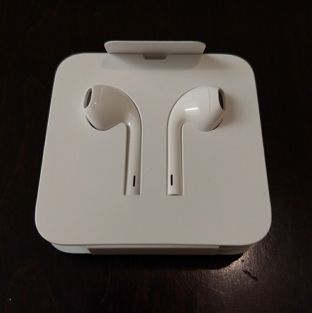Original new iPhone EarPods w lightning adapter
